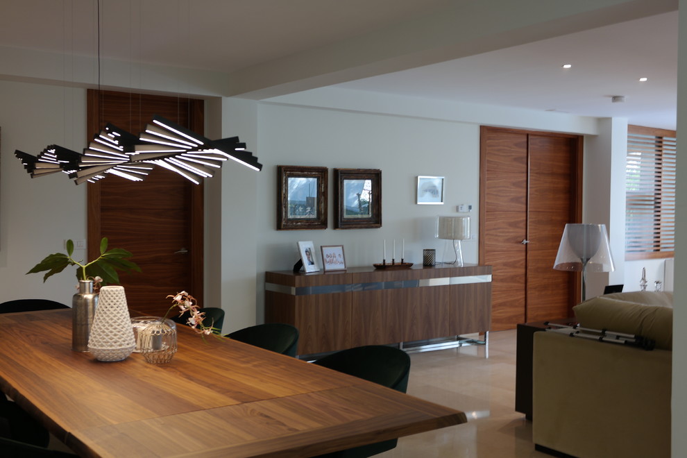 Modelo de comedor clásico renovado de tamaño medio abierto sin chimenea con paredes beige y suelo de baldosas de porcelana