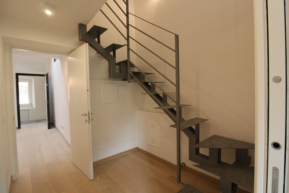Идея дизайна: маленькая лестница в современном стиле для на участке и в саду