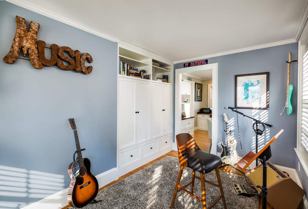 ボストンにある小さなトランジショナルスタイルのおしゃれなホームオフィス・書斎 (グレーの壁、無垢フローリング、茶色い床) の写真