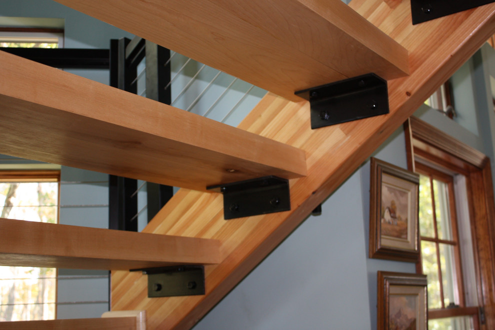 Пример оригинального дизайна: лестница в стиле модернизм с деревянными ступенями и металлическими перилами