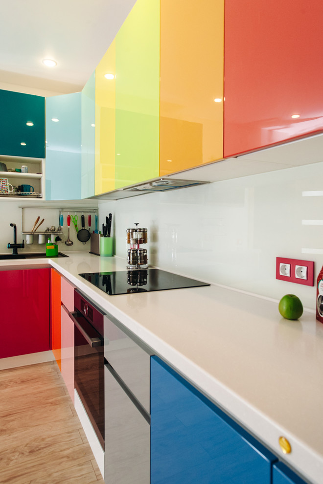 Кухня в стиле "colorful" с глянцевыми фасадами