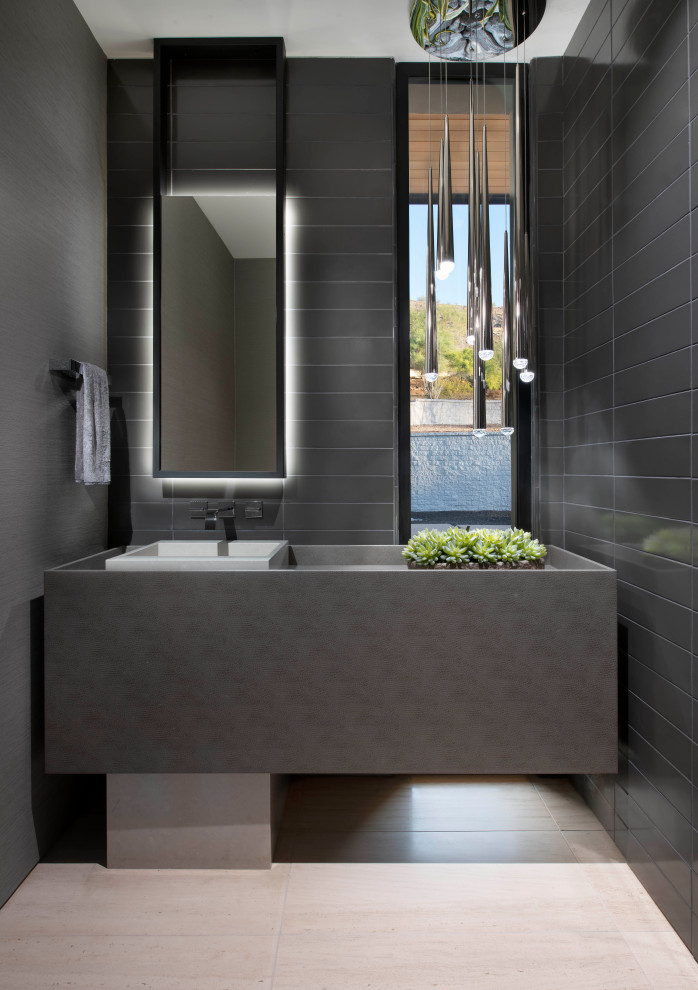 На фото: туалет: освещение в современном стиле с серыми фасадами, серой плиткой, керамической плиткой, серыми стенами, полом из известняка, серой столешницей и подвесной тумбой с