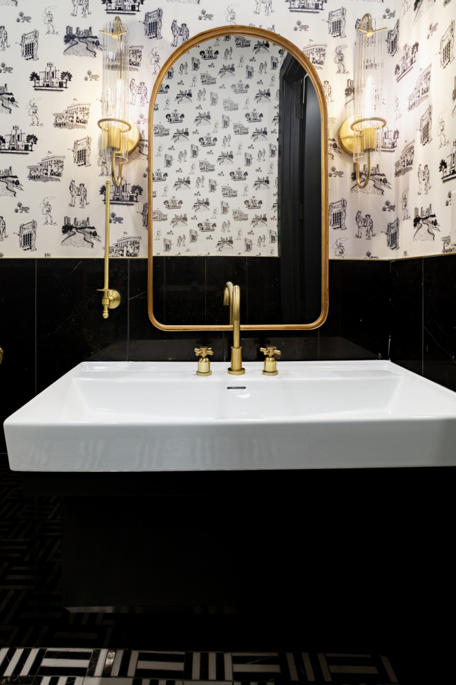 Exemple d'un petit WC suspendu moderne avec un sol en carrelage de terre cuite, un sol multicolore, du papier peint, un plan de toilette en marbre, un plan de toilette blanc, un carrelage noir, des carreaux de céramique, un mur noir et un lavabo suspendu.