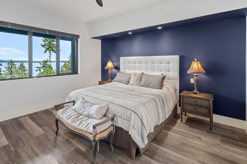 Exemple d'une chambre parentale tendance avec un mur bleu, un sol en vinyl et un sol marron.