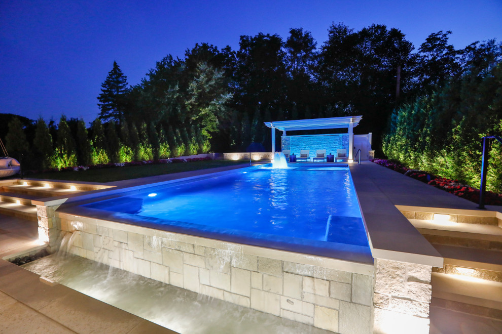 Пример оригинального дизайна: спортивный, прямоугольный ландшафтный бассейн среднего размера на заднем дворе в классическом стиле с покрытием из каменной брусчатки