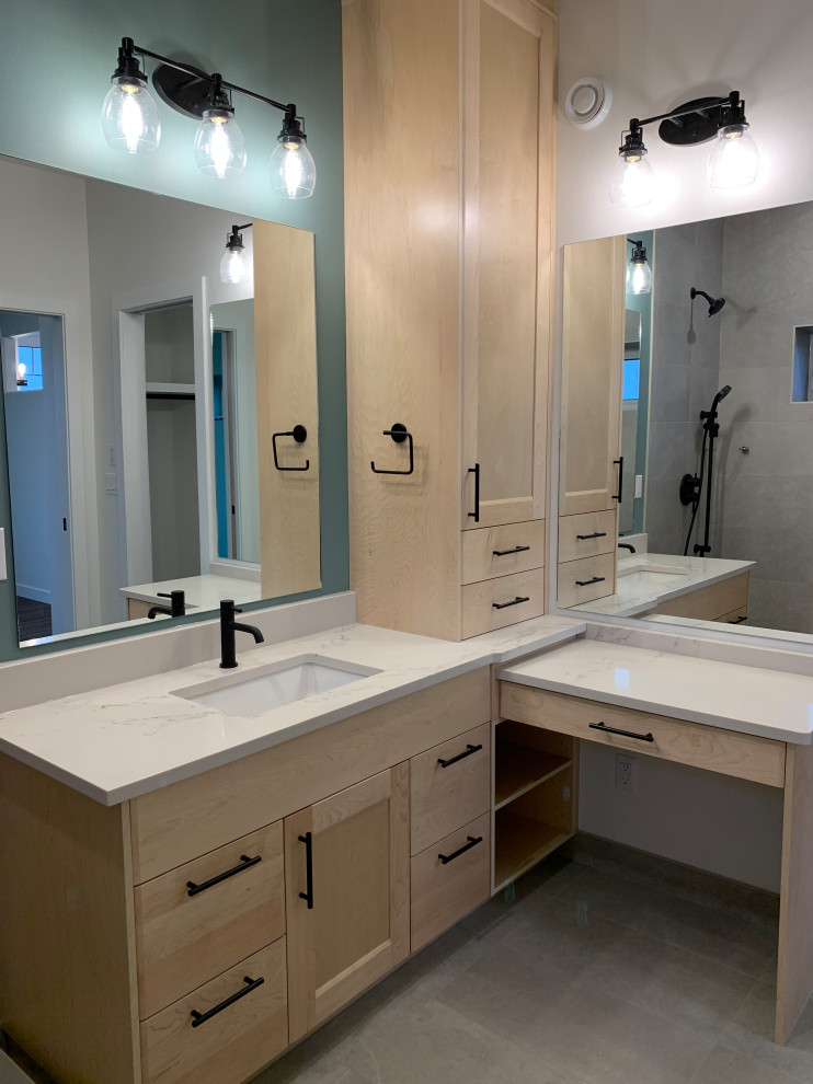 Aménagement d'une petite salle de bain principale craftsman en bois clair avec un placard avec porte à panneau encastré, une baignoire en alcôve, WC à poser, un carrelage blanc, un mur bleu, un lavabo encastré, un sol gris, un plan de toilette blanc, meuble simple vasque et meuble-lavabo encastré.