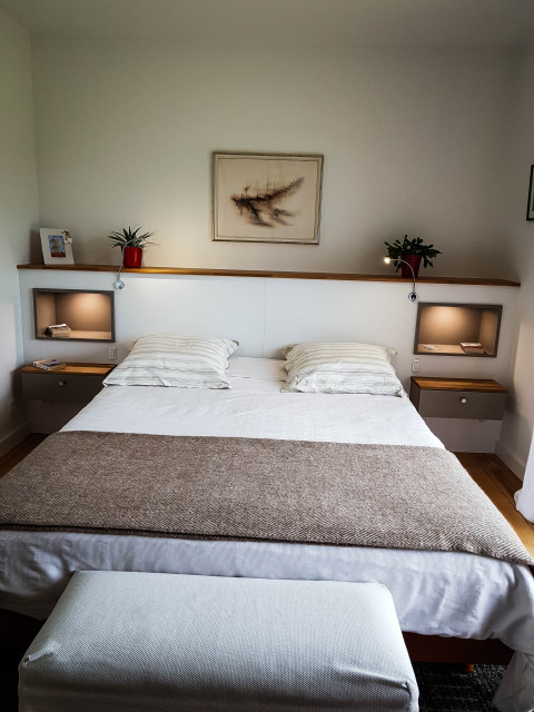 Tête de lit sur-mesure avec niche de rangement - Moderne - Chambre - Rennes  - par Antoine de Castéras | Houzz