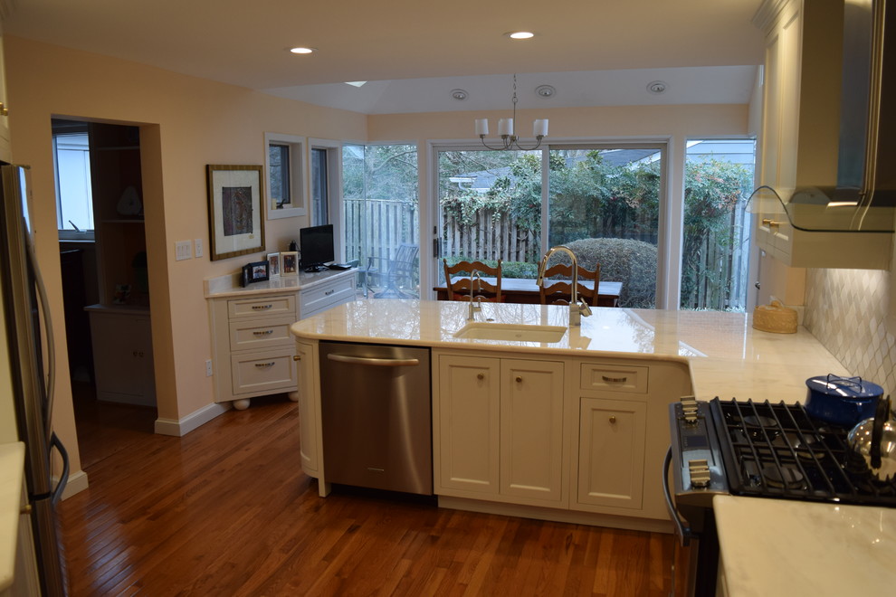 Example of a transitional kitchen design in DC Metro