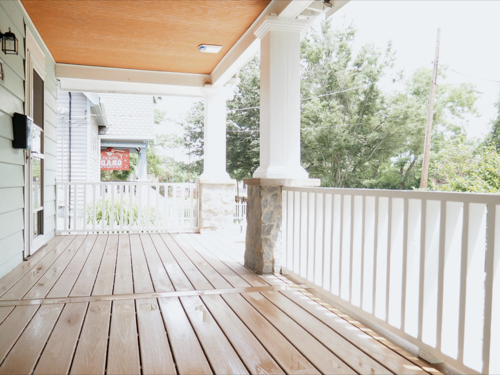 Idee per un portico minimalista davanti casa con pedane, un tetto a sbalzo e parapetto in legno