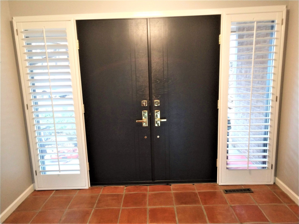 Idee per una porta d'ingresso contemporanea di medie dimensioni con pareti beige, pavimento in terracotta, una porta a due ante, una porta in legno scuro e pavimento rosso