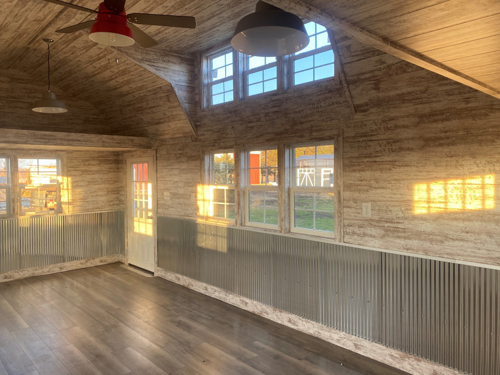 Esempio di uno studio country di medie dimensioni con pareti bianche, pavimento in laminato, pavimento grigio, soffitto in perlinato e pareti in perlinato