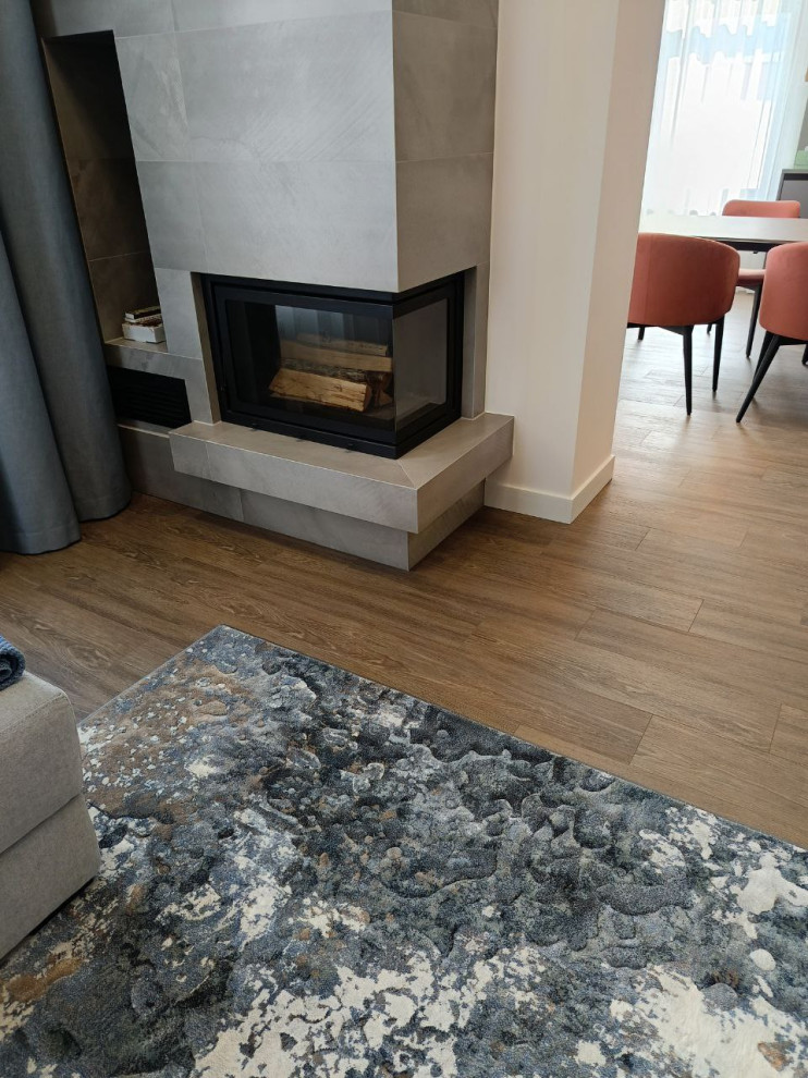 Гостиная с камином в загородном доме