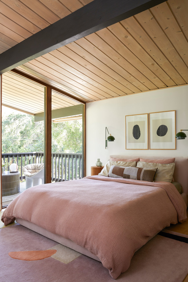 Kleines Mid-Century Hauptschlafzimmer mit weißer Wandfarbe, hellem Holzboden, braunem Boden und Holzdecke in San Francisco