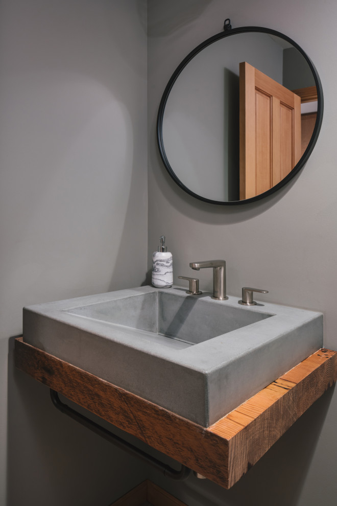 Mittelgroßes Modernes Duschbad mit Toilette mit Aufsatzspülkasten, grauer Wandfarbe, Porzellan-Bodenfliesen, Aufsatzwaschbecken, Waschtisch aus Holz, buntem Boden, brauner Waschtischplatte, Einzelwaschbecken und schwebendem Waschtisch in Portland