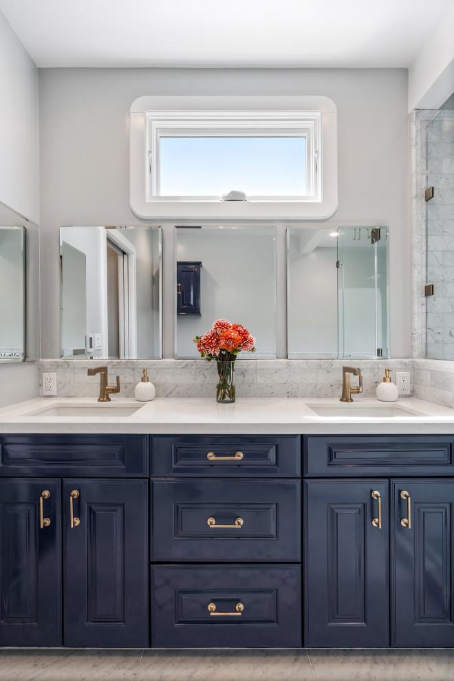 Klassisk inredning av ett stort vit vitt en-suite badrum, med luckor med upphöjd panel, blå skåp, ett fristående badkar, en hörndusch, en bidé, grå kakel, marmorkakel, grå väggar, marmorgolv, ett undermonterad handfat, bänkskiva i kvarts, grått golv och dusch med gångjärnsdörr