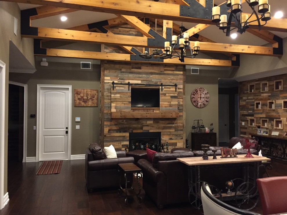 Example of a mountain style home design design in New York