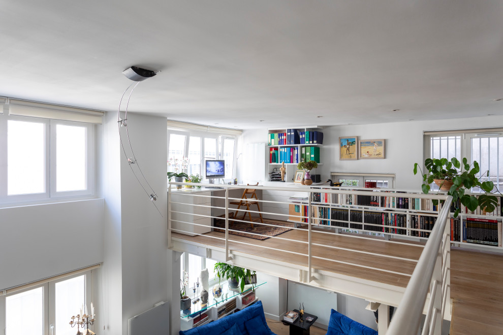 Idées déco pour un petit bureau contemporain avec un mur blanc, parquet clair, un bureau intégré et un sol beige.