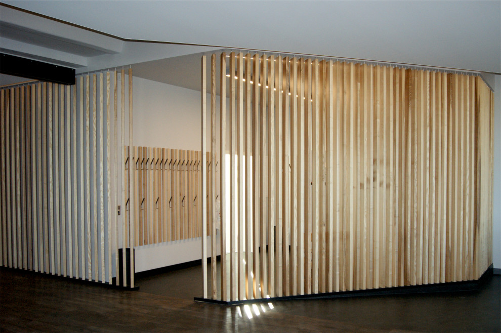 Offene, Einzeilige, Geräumige Industrial Küche mit integriertem Waschbecken, flächenbündigen Schrankfronten, grauen Schränken, Arbeitsplatte aus Holz, Küchenrückwand in Braun, Rückwand aus Holz, Küchengeräten aus Edelstahl, Vinylboden, Kücheninsel und braunem Boden in Dresden