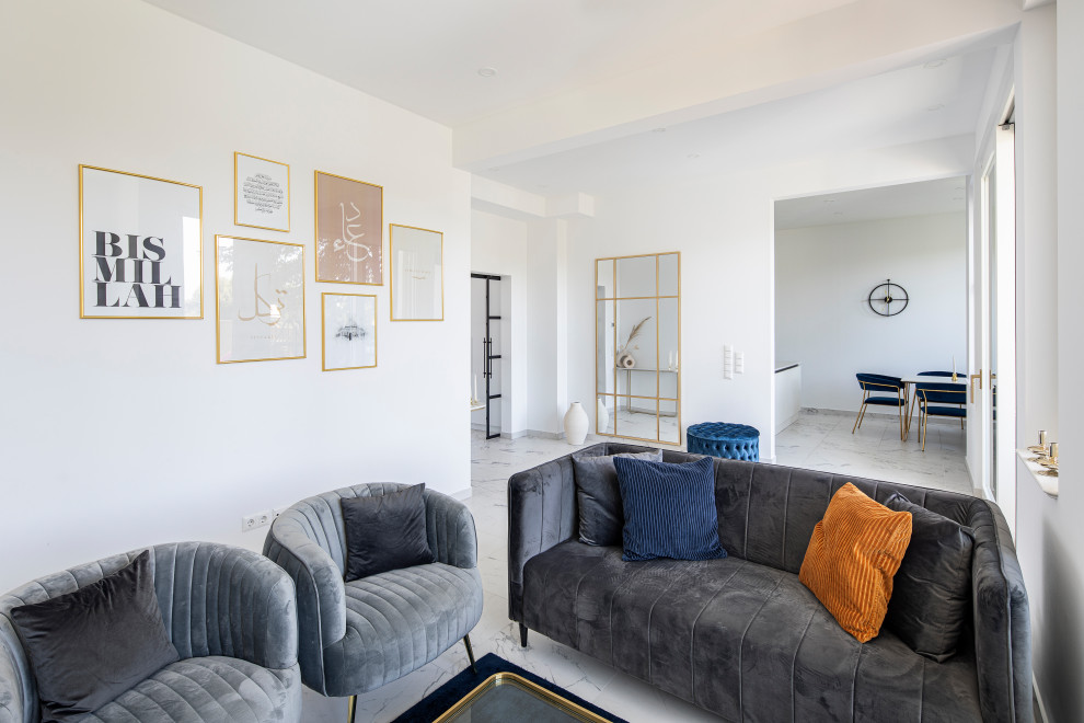 Mittelgroßes, Repräsentatives, Offenes Modernes Wohnzimmer mit weißer Wandfarbe, Marmorboden, TV-Wand und weißem Boden in Berlin