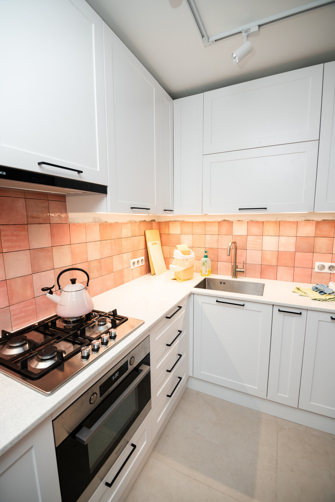 Белая небольшая кухня в стиле неоклассика