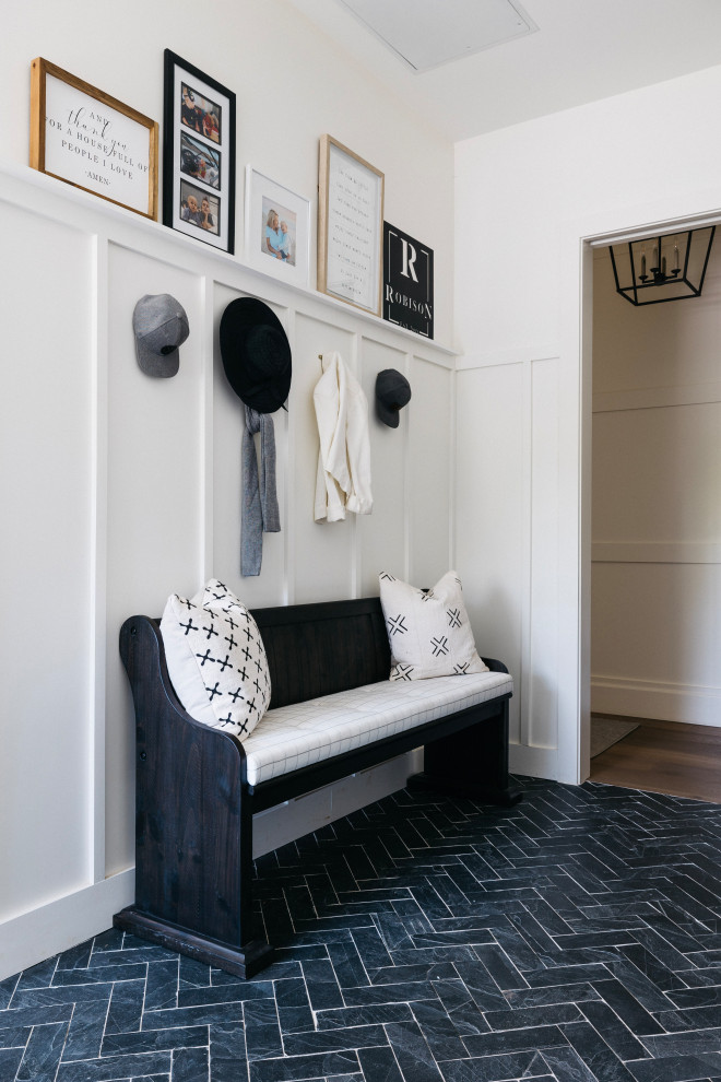 Example of a transitional entryway design in Phoenix