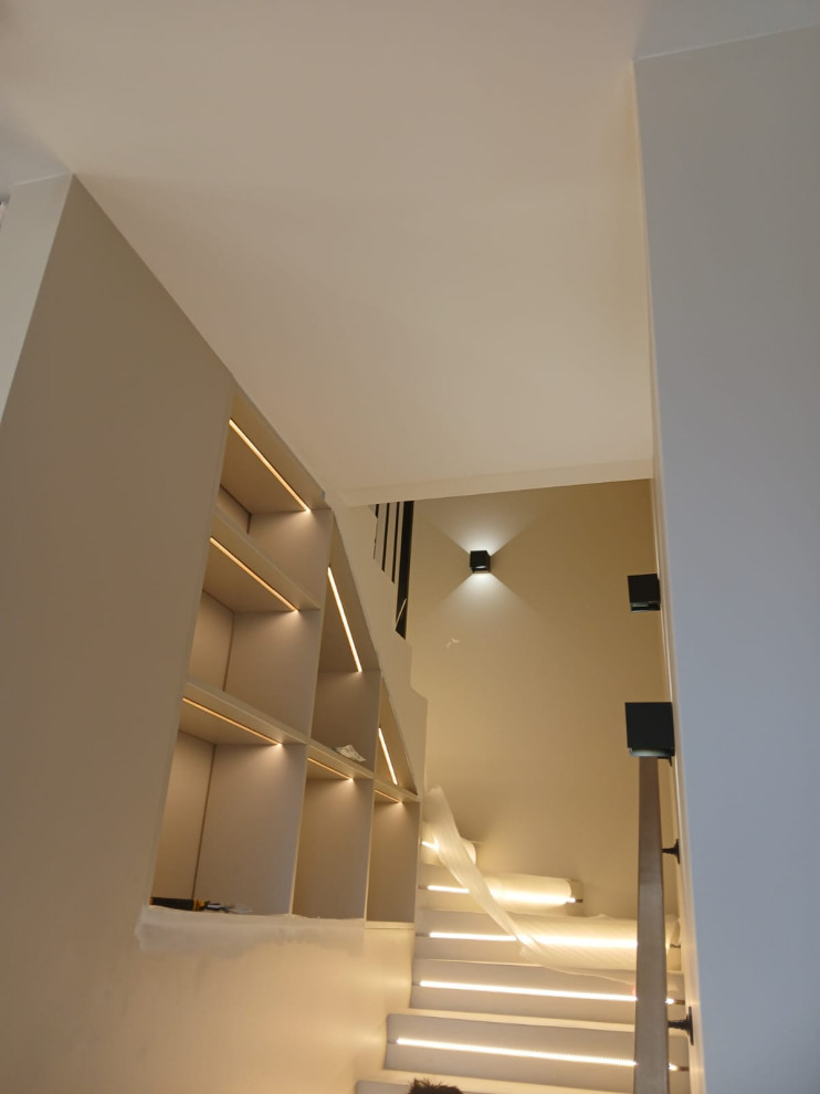 Отделка штукатуркой лестницы в греческом стиле