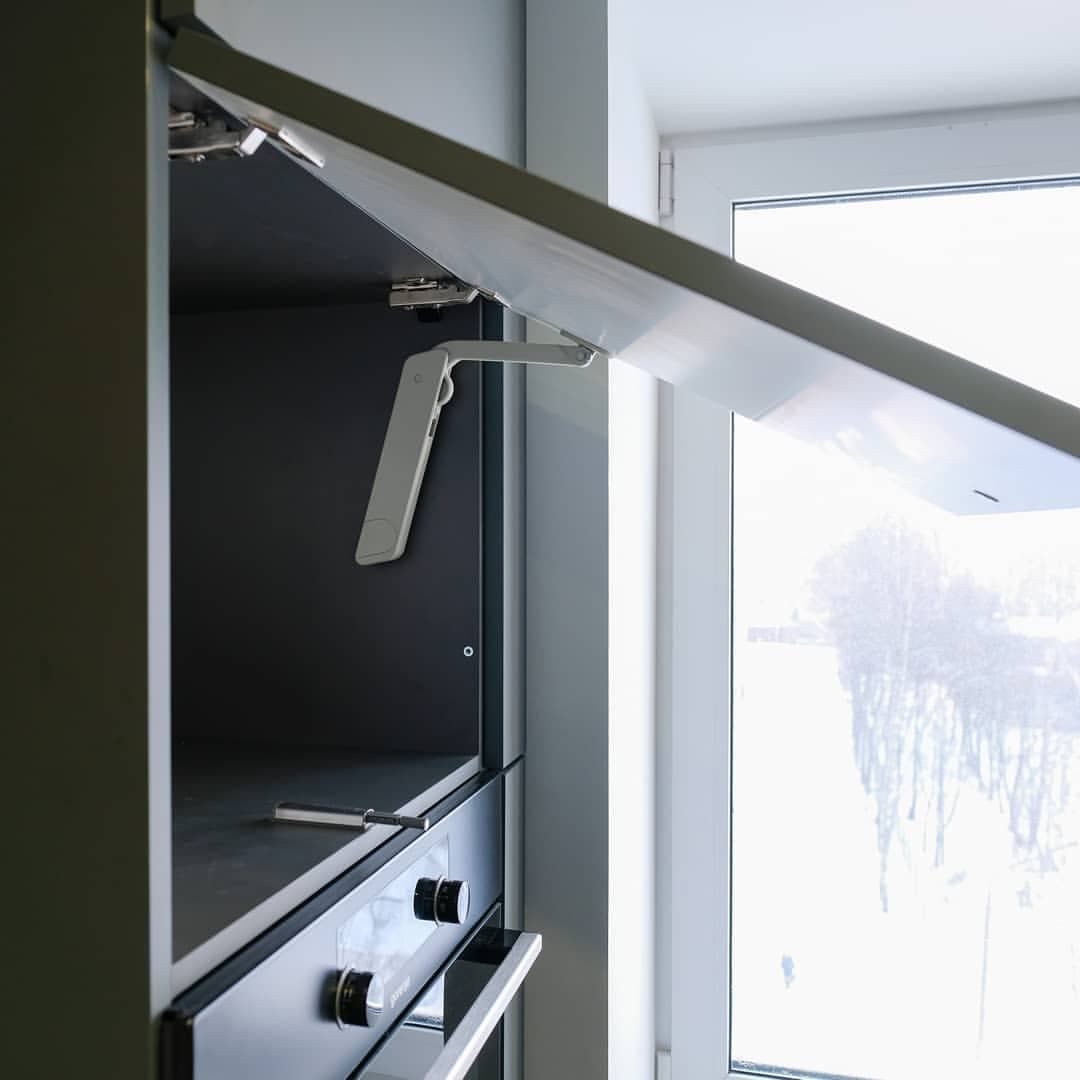 Встроенная прямая кухня в стиле минимализм с матовыми и древесными фасадами