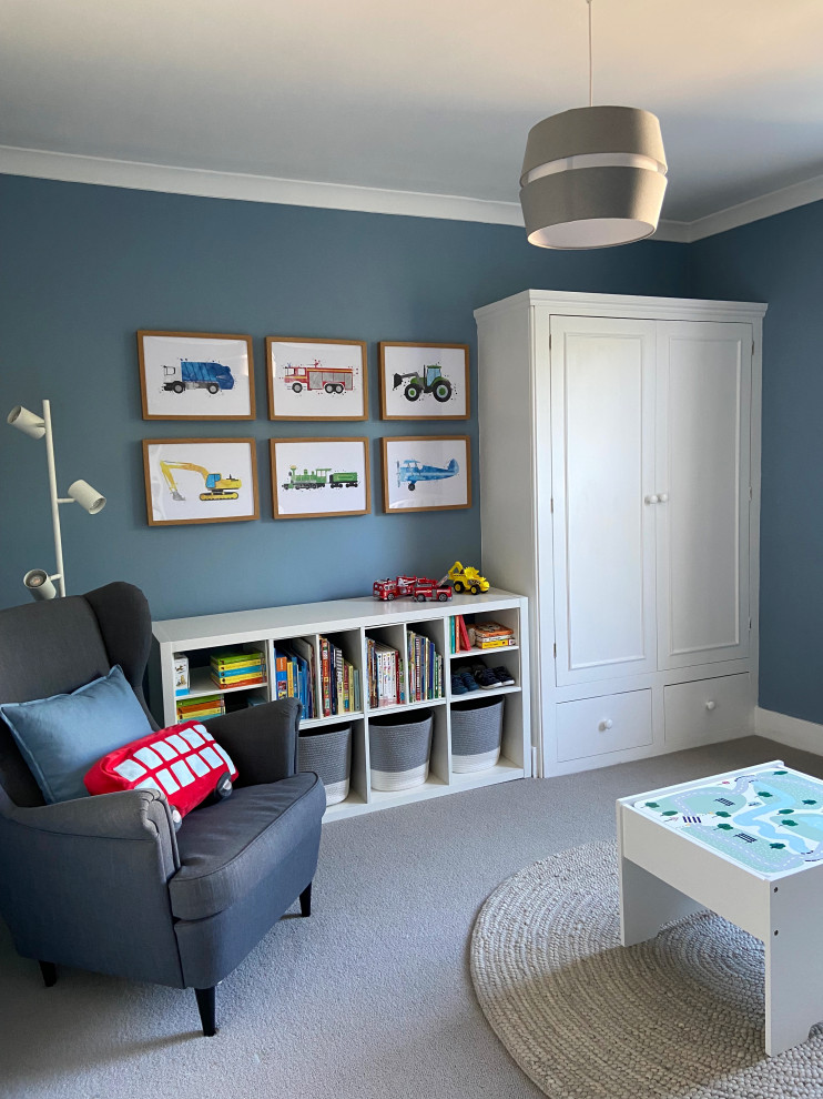 Esempio di una cameretta per bambini da 1 a 3 anni con pareti blu, moquette e pavimento grigio