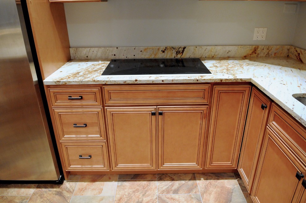 Kitchen - transitional kitchen idea in Chicago