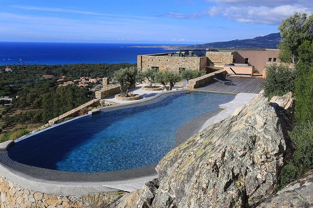 Piscine contemporaine mediterraneo-piscina