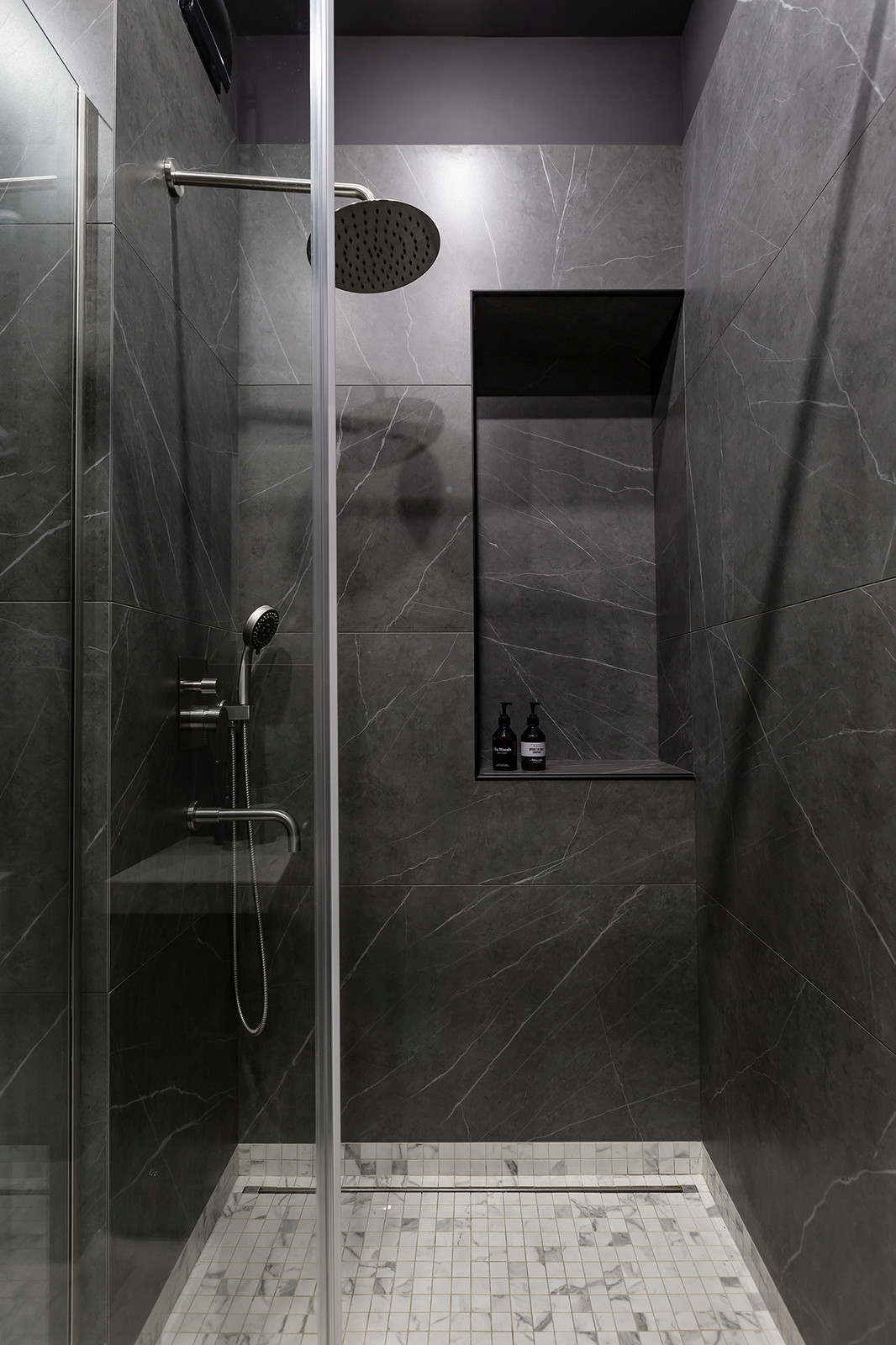 Мужской интерьер в оттенках чёрного