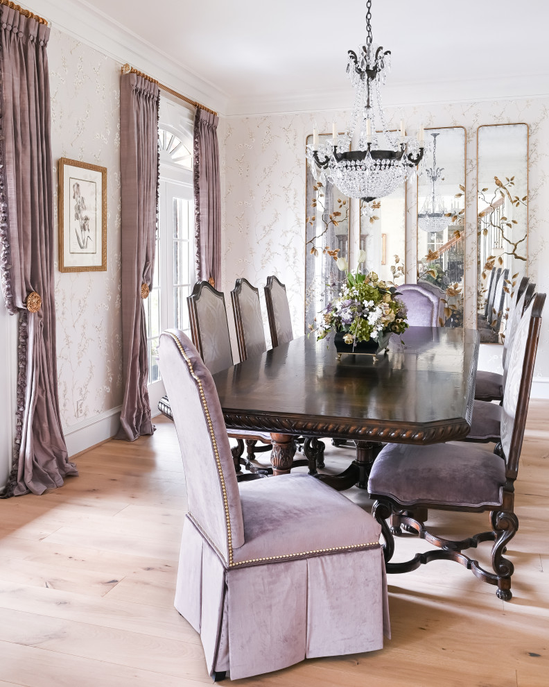 Esempio di una sala da pranzo chiusa e di medie dimensioni con pareti viola, parquet chiaro, nessun camino, pavimento beige e carta da parati