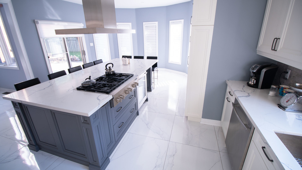 Kitchen - transitional kitchen idea in Toronto