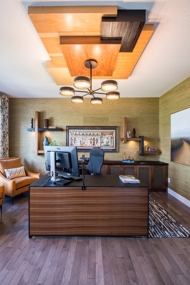 Modelo de despacho tradicional renovado de tamaño medio con paredes verdes, suelo de madera en tonos medios, escritorio independiente, suelo marrón, madera y papel pintado