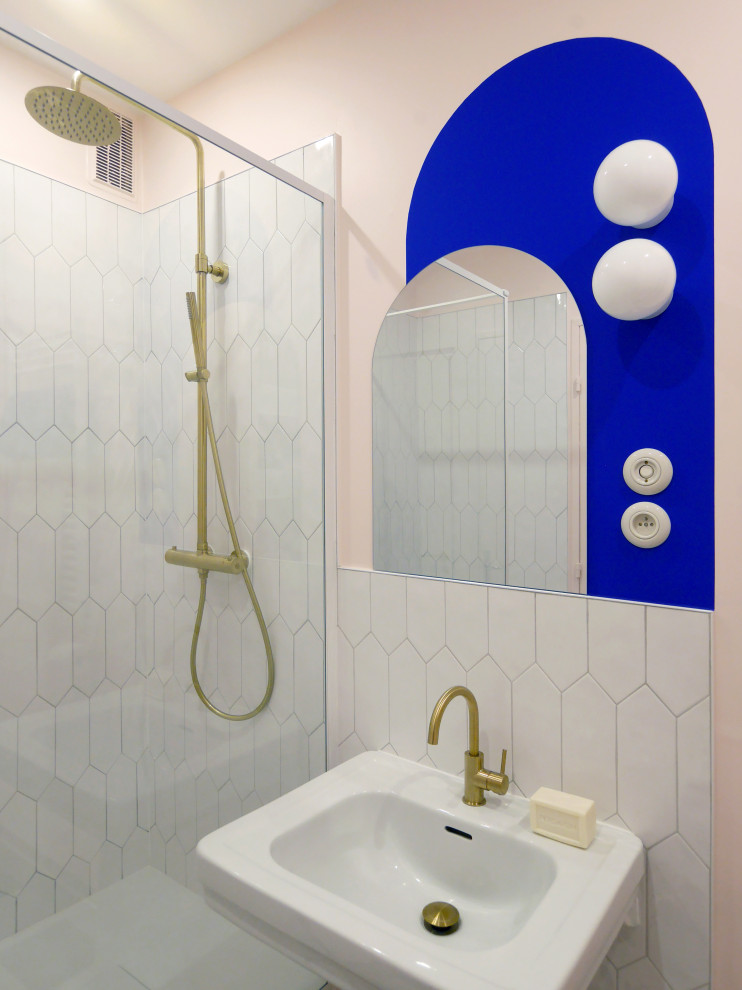 Small modern master bathroom in Paris with a curbless shower, white tile, ceramic tile, pink walls, linoleum floors, a pedestal sink, multi-coloured floor, an open shower and a single vanity.