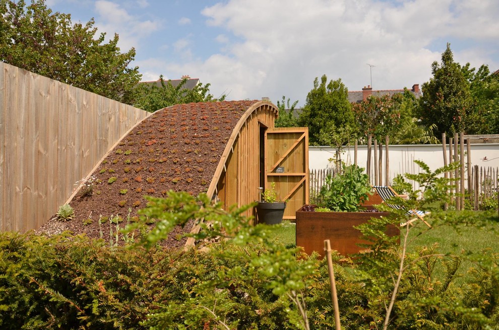 Design ideas for a small eclectic detached garden shed in Rennes.