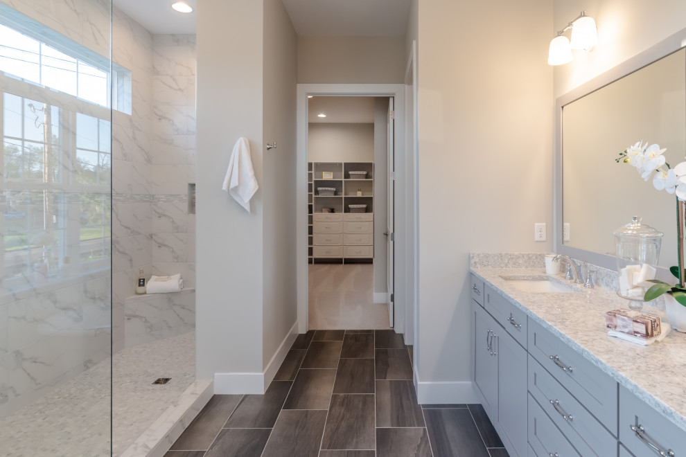Idéer för mycket stora amerikanska grått en-suite badrum, med skåp i shakerstil, grå skåp, en dusch i en alkov, grå väggar, klinkergolv i keramik, ett undermonterad handfat, bänkskiva i kvarts, grått golv, dusch med gångjärnsdörr och ett fristående badkar