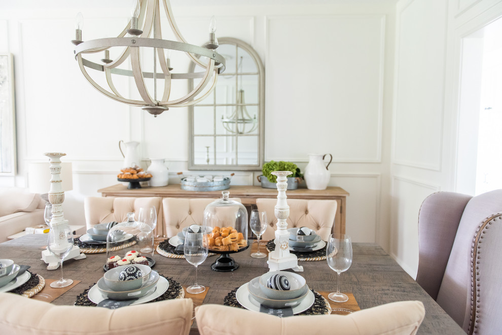 Example of a transitional home design design in Toronto