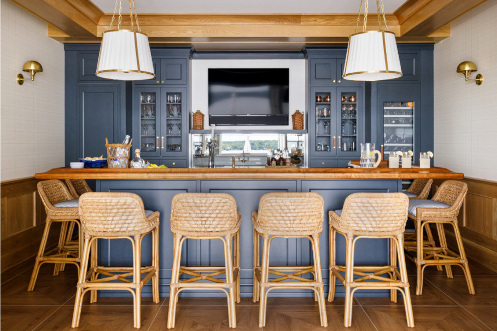 Foto di un grande angolo bar con lavandino stile marino con ante con riquadro incassato e ante blu