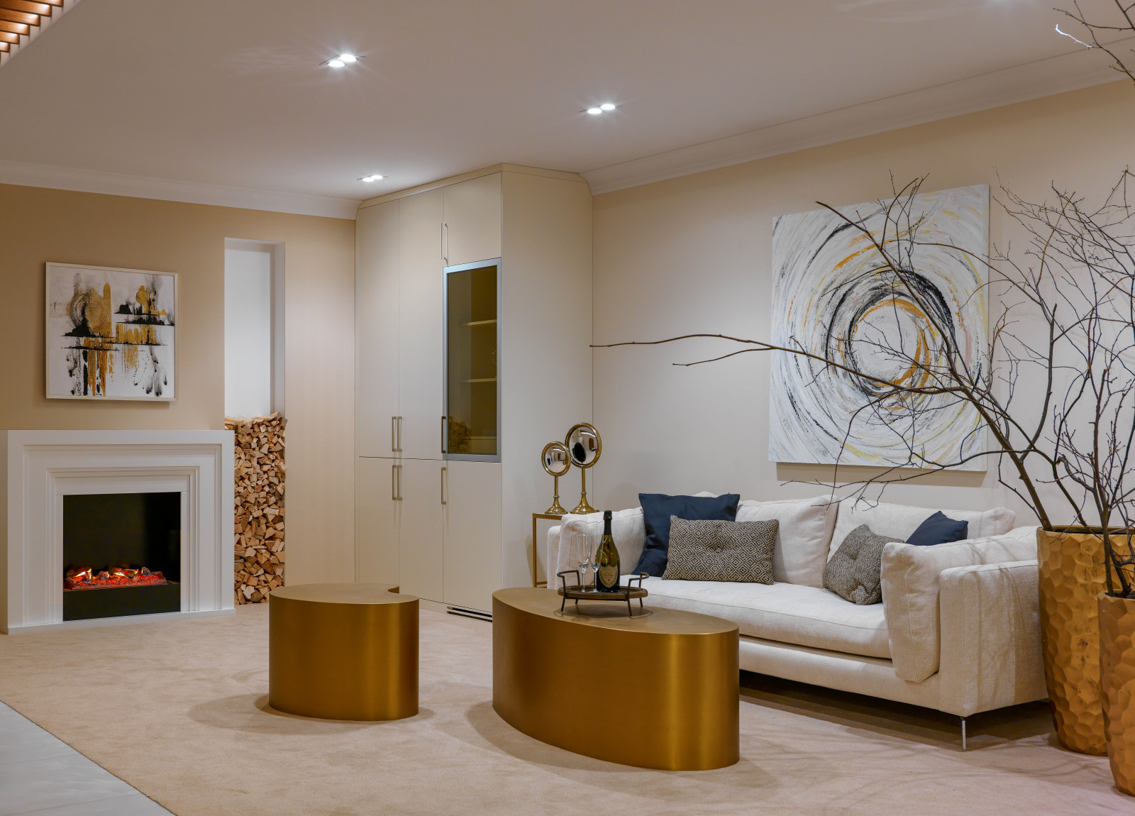 Двухэтажный коттедж в черте Москвы: зона отдыха на цокольном этаже