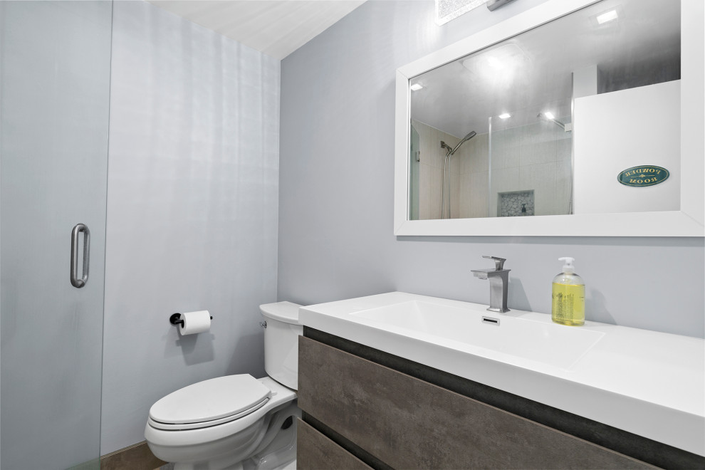 Idéer för stora funkis vitt en-suite badrum, med släta luckor, grå skåp, ett fristående badkar, en dusch i en alkov, en toalettstol med hel cisternkåpa, grå kakel, stenkakel, grå väggar, ljust trägolv, ett nedsänkt handfat, marmorbänkskiva, beiget golv och dusch med gångjärnsdörr