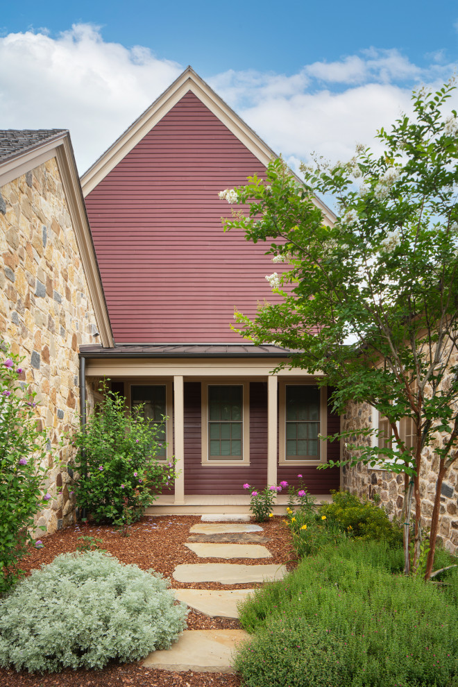 Großes, Zweistöckiges Country Haus mit bunter Fassadenfarbe, Satteldach, Misch-Dachdeckung, grauem Dach und Verschalung in Dallas