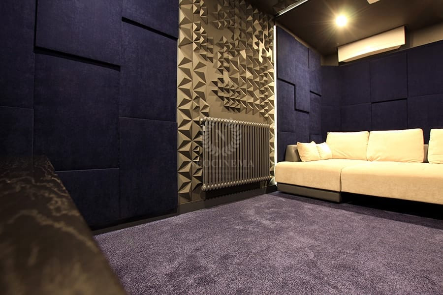 На фото: маленький изолированный домашний кинотеатр с синими стенами, ковровым покрытием, проектором и синим полом для на участке и в саду с