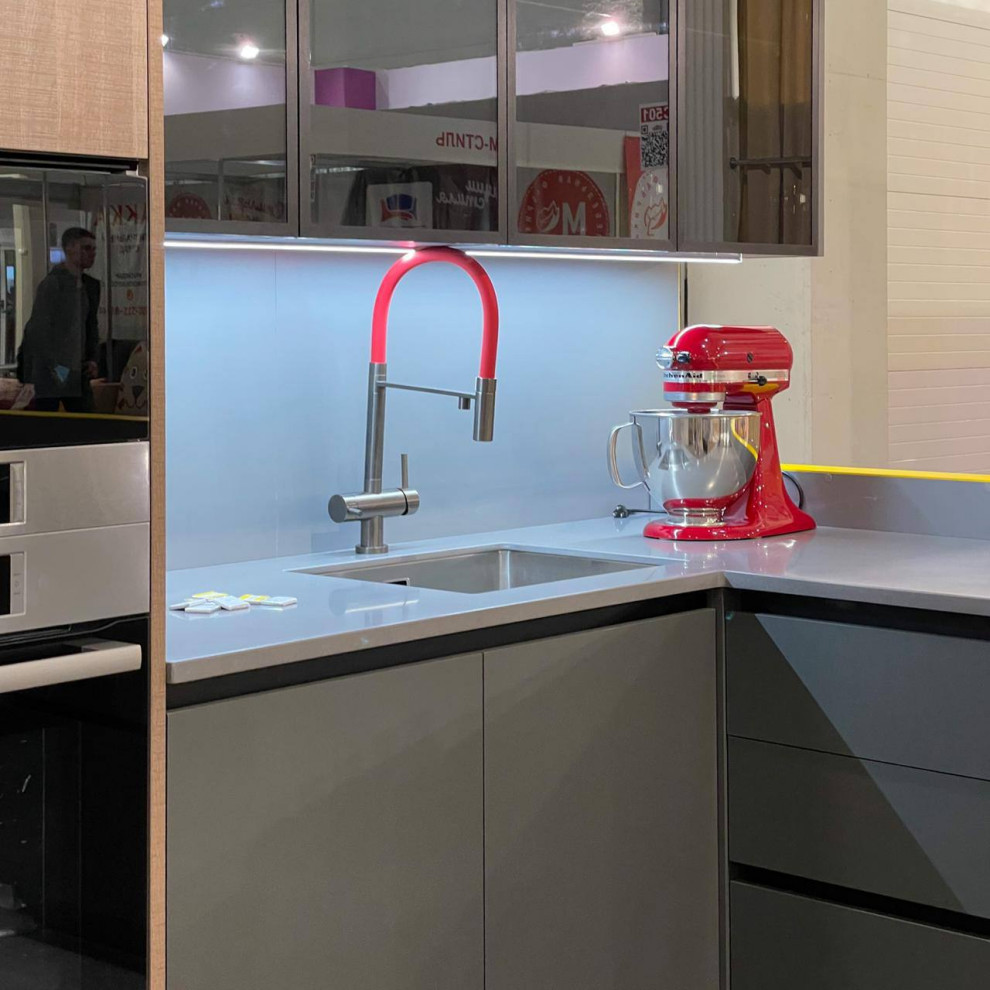 Современная кухня с антресолями и столешницей из искусственного камня