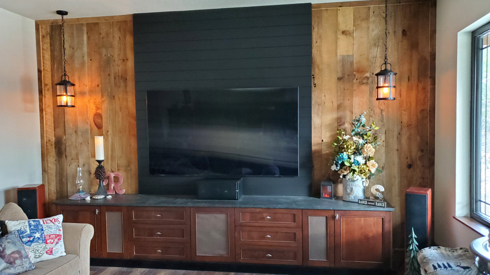 Mittelgroßes, Offenes Landhausstil Musikzimmer mit beiger Wandfarbe, Laminat, TV-Wand, braunem Boden und Holzwänden in Austin