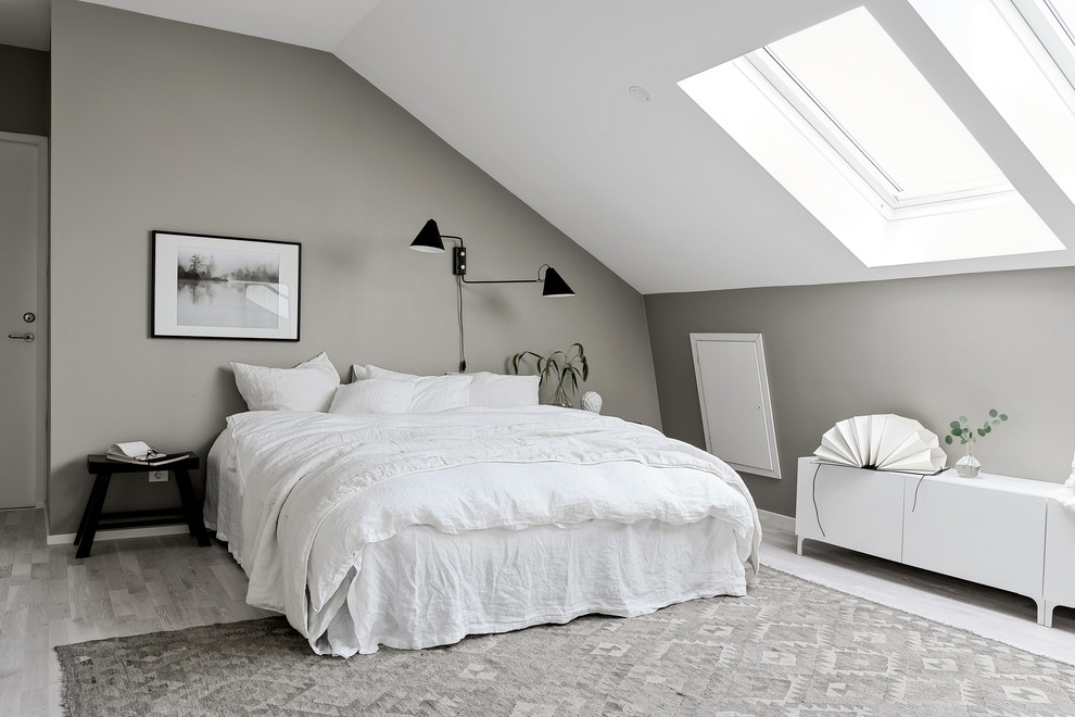 Design ideas for a mid-sized scandinavian master bedroom in Gothenburg with grey walls, light hardwood floors and grey floor.