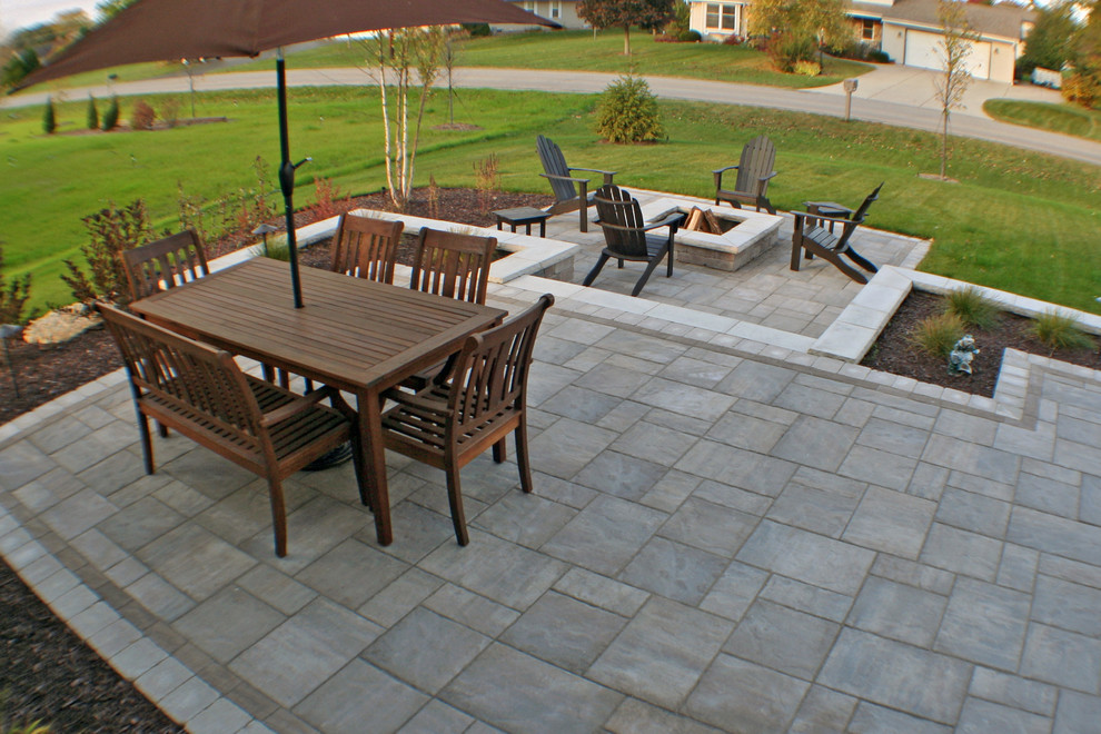 Inspiration for a contemporary patio remodel in Milwaukee