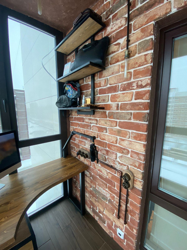 На фото: маленькое рабочее место с коричневыми стенами, полом из ламината, встроенным рабочим столом и коричневым полом для на участке и в саду с