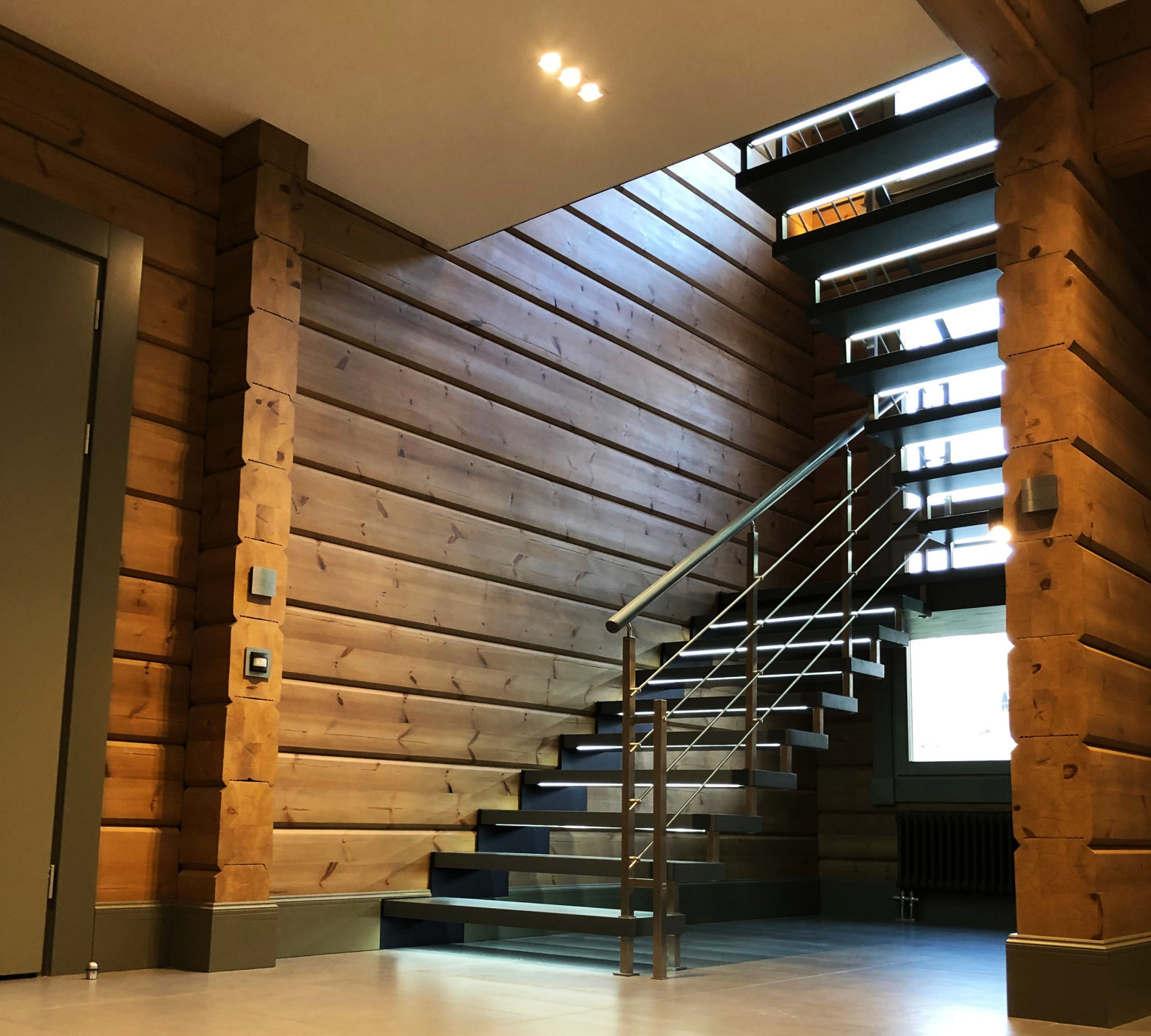 Лестница на больцах с латунным ограждением