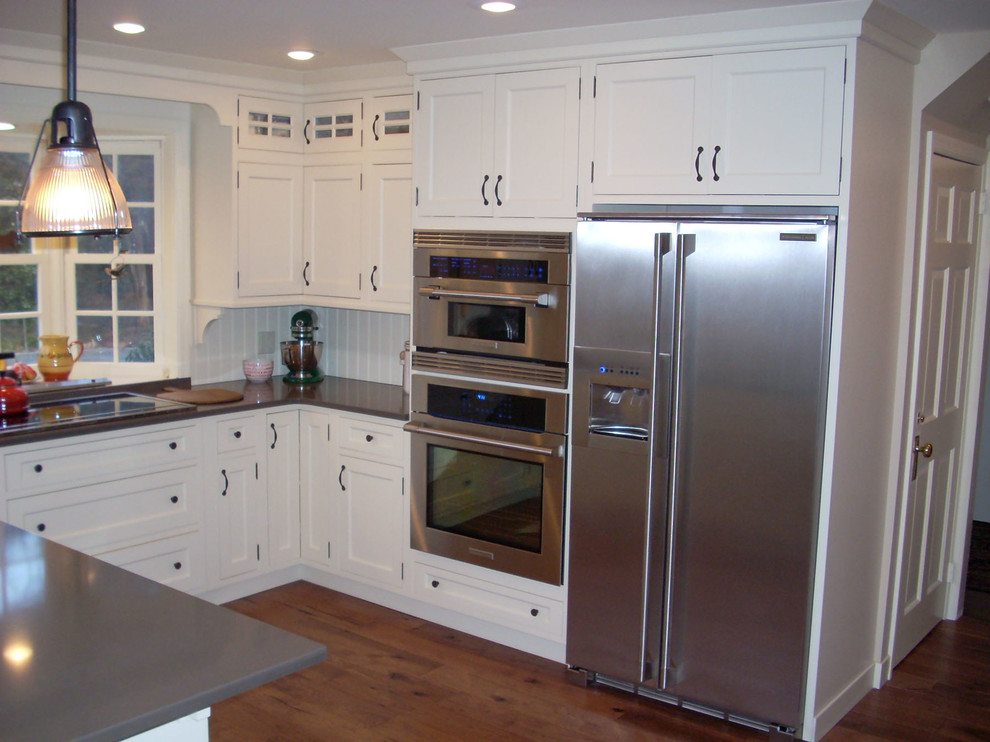 Kitchen - transitional kitchen idea in New York